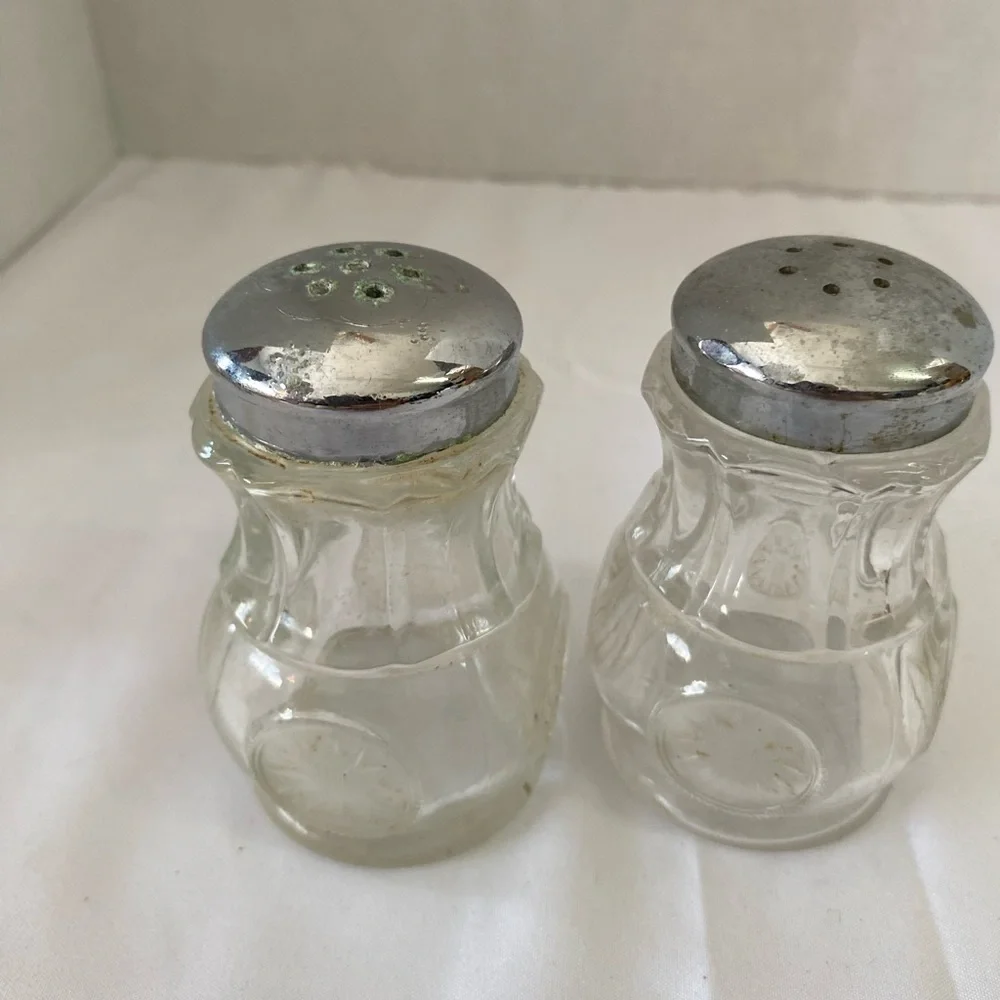 Glass Salt & Pepper Shakers (EO)
